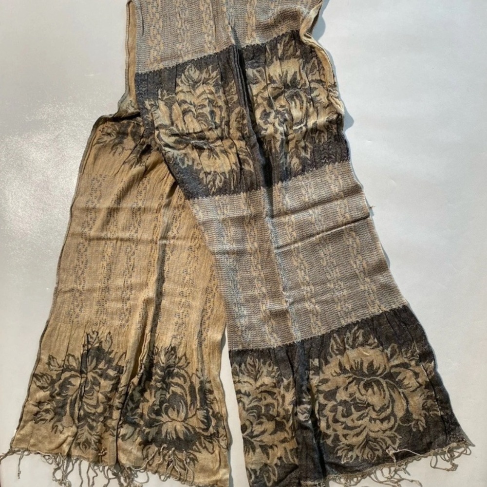 GOOD Lot Of 3 Women’s Scarfs, Floral, Pink & Gray, Sheer & Thick Scarfs - Picture 4 of 15